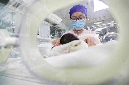 三孩家庭頻繁被問“家里有礦? 生育成本及生活現狀