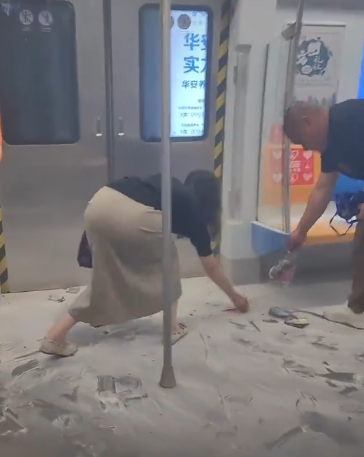 地鐵上 女子充電寶突然爆炸！現場煙霧彌漫