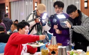 當云端美景遇見“舌尖美食”“雞公山云端創想火鍋季”火熱開啟